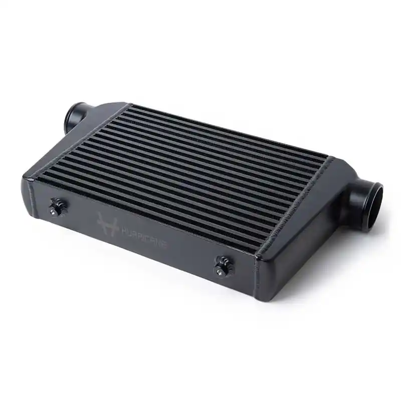 Kun kort tid - Hurricane Intercooler sort 2,5" forbindelser (68cm bred)